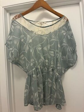 Forever 21 Light Grey Coquette Lace Peplum Top